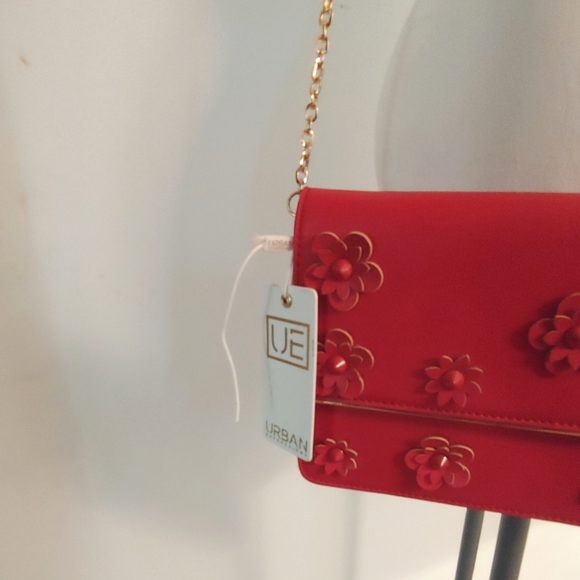 NWT Red floral handbag. - Picture 3 of 6